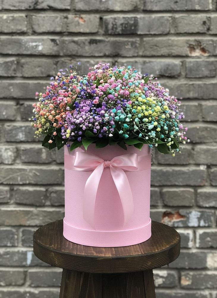 Цветочная композиция из Гипсофила и Розы в шляпной коробке в Мезени