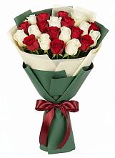 Букет Микс из красных и белых роз в Мезени