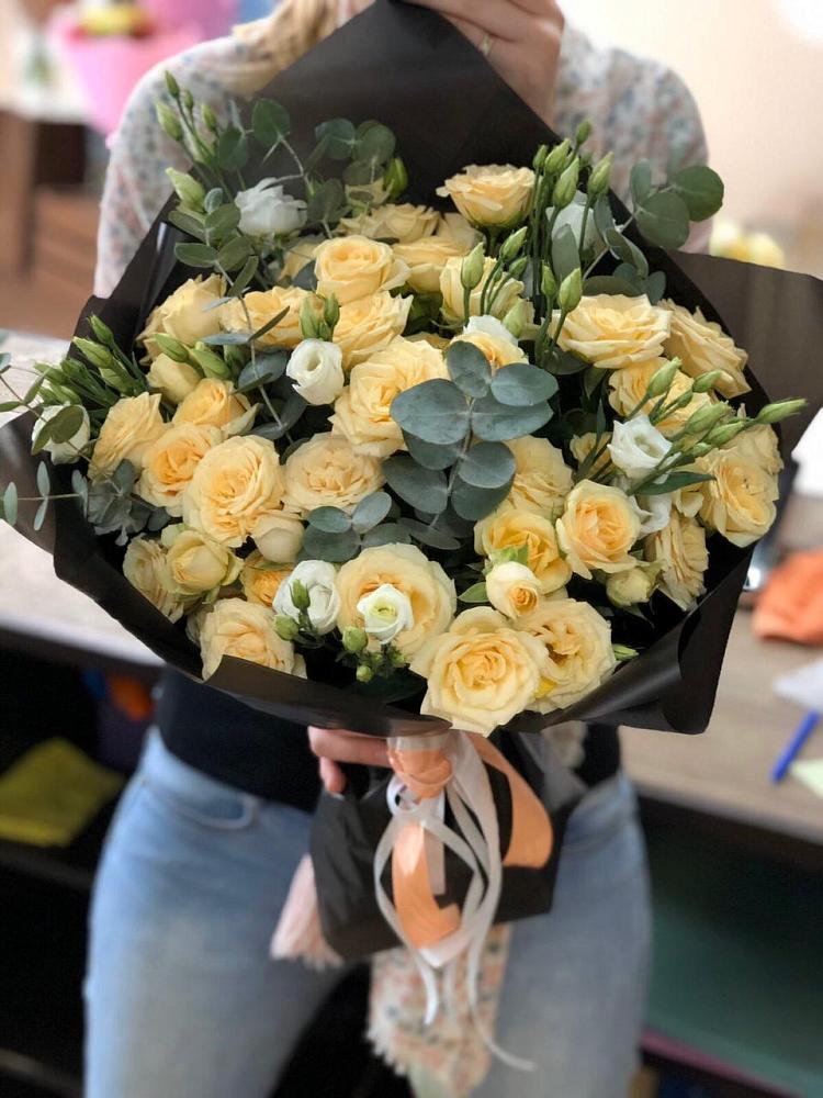 Букет цветов из: Розы и Лизиантусы в Мезени