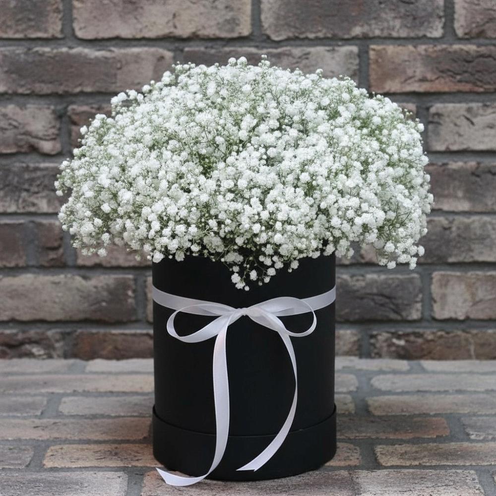 Цветочная композиция из Гипсофила в шляпной коробке в Мезени