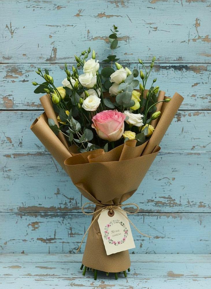 Букет цветов из: Розы и Лизиантусы в Мезени