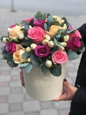 Цветочная композиция из Розы в шляпной коробке в Мезени