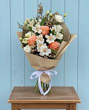 Букет цветов из:  Альстромерии, Лизиантусы, Розы и Хризантемы в Мезени