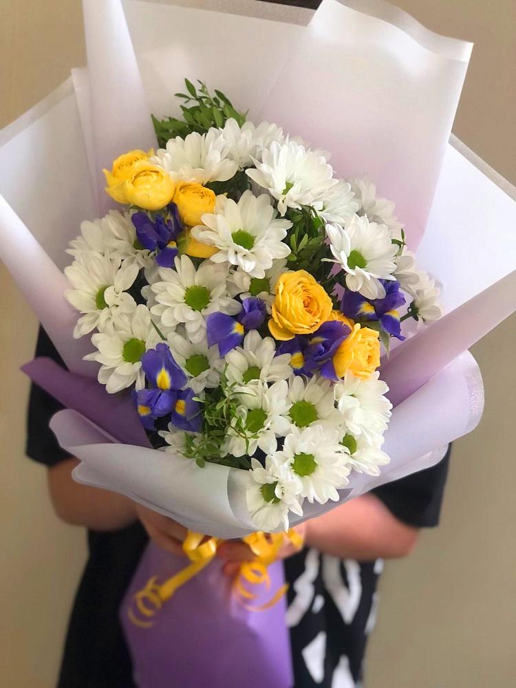 Букет цветов из: Ирисы, Хризантемы и Розы в Мезени