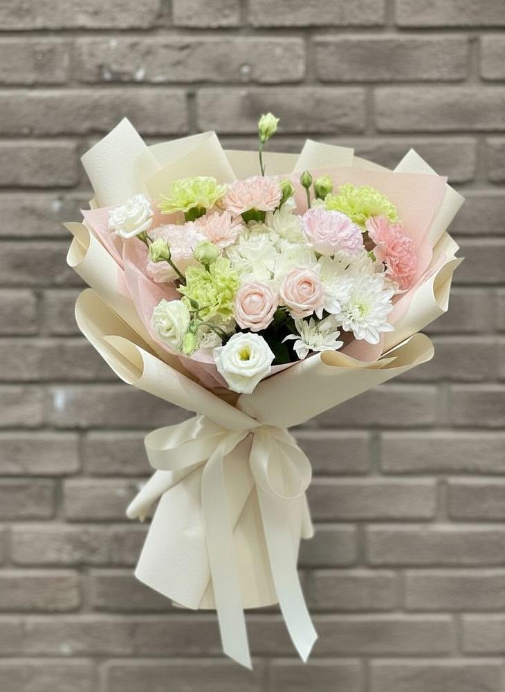 Букет цветов из: Гвоздики, Розы, Лизиантусы и Хризантемы в Мезени