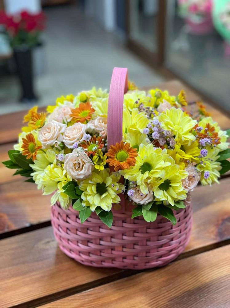 Цветочная композиция из Хризантемы и Розы в корзине в Мезени