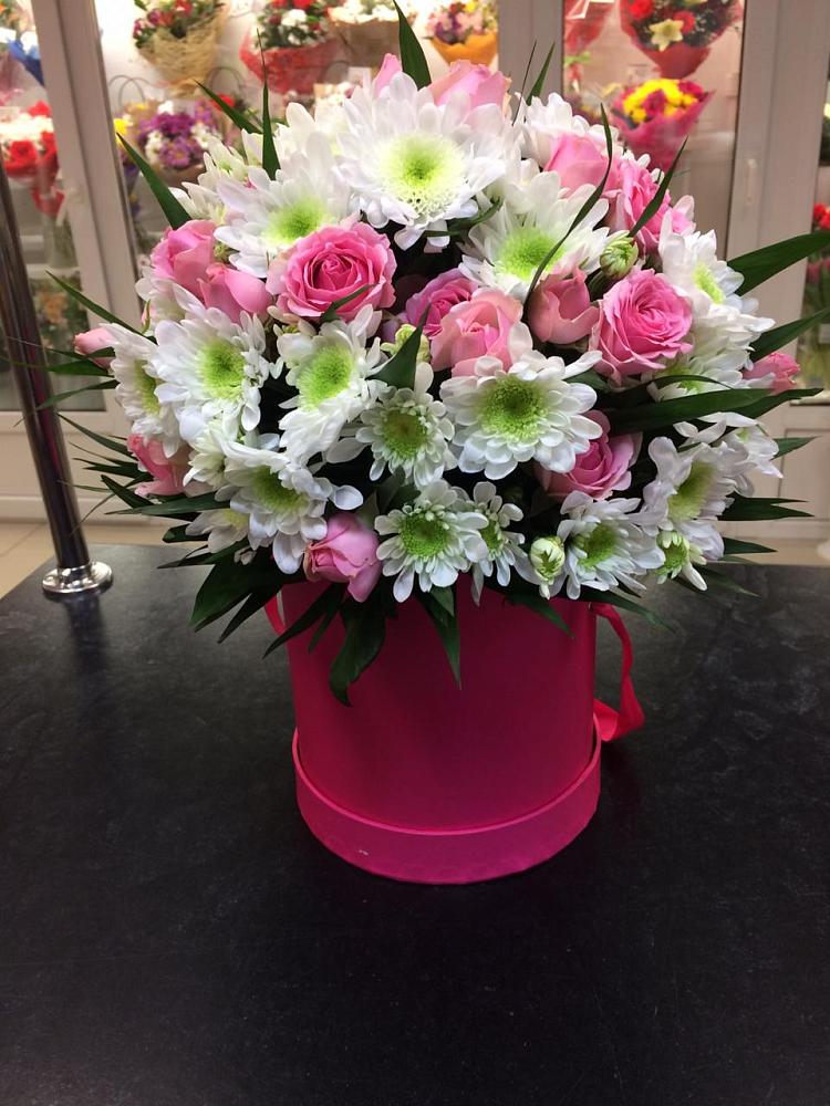 Цветочная композиция из Розы и Хризантемы в шляпной коробке в Мезени