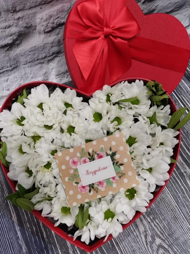 Цветочная композиция из Хризантемы в виде сердца в Мезени
