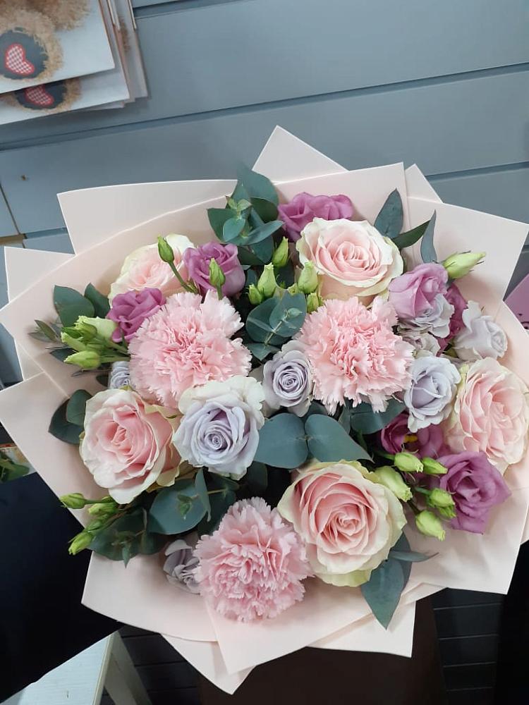 Букет цветов из: Розы, Гвоздики и Лизиантусы в Мезени