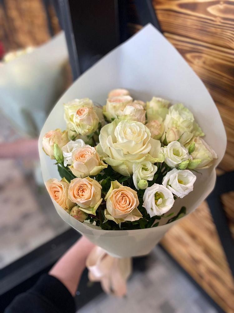 Букет цветов из: Розы и Лизиантусы в Мезени