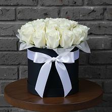 Цветочная композиция из Розы в шляпной коробке в Мезени